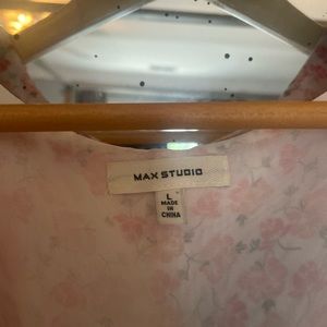 Deep crossover V-neck sleeveless. Tie in front